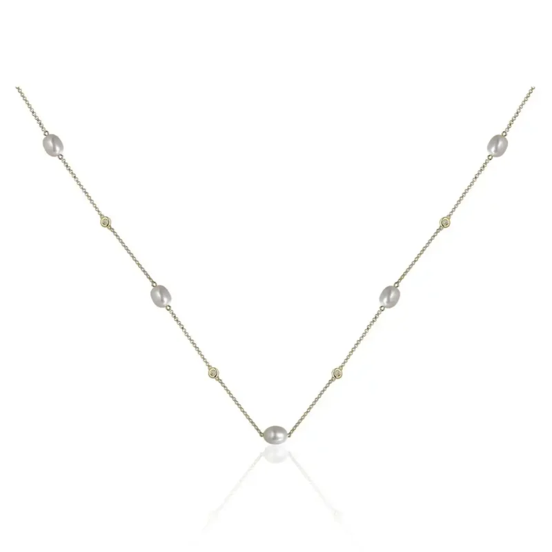 een geelgouden collier met 5 ovale parels en 4 diamantjes