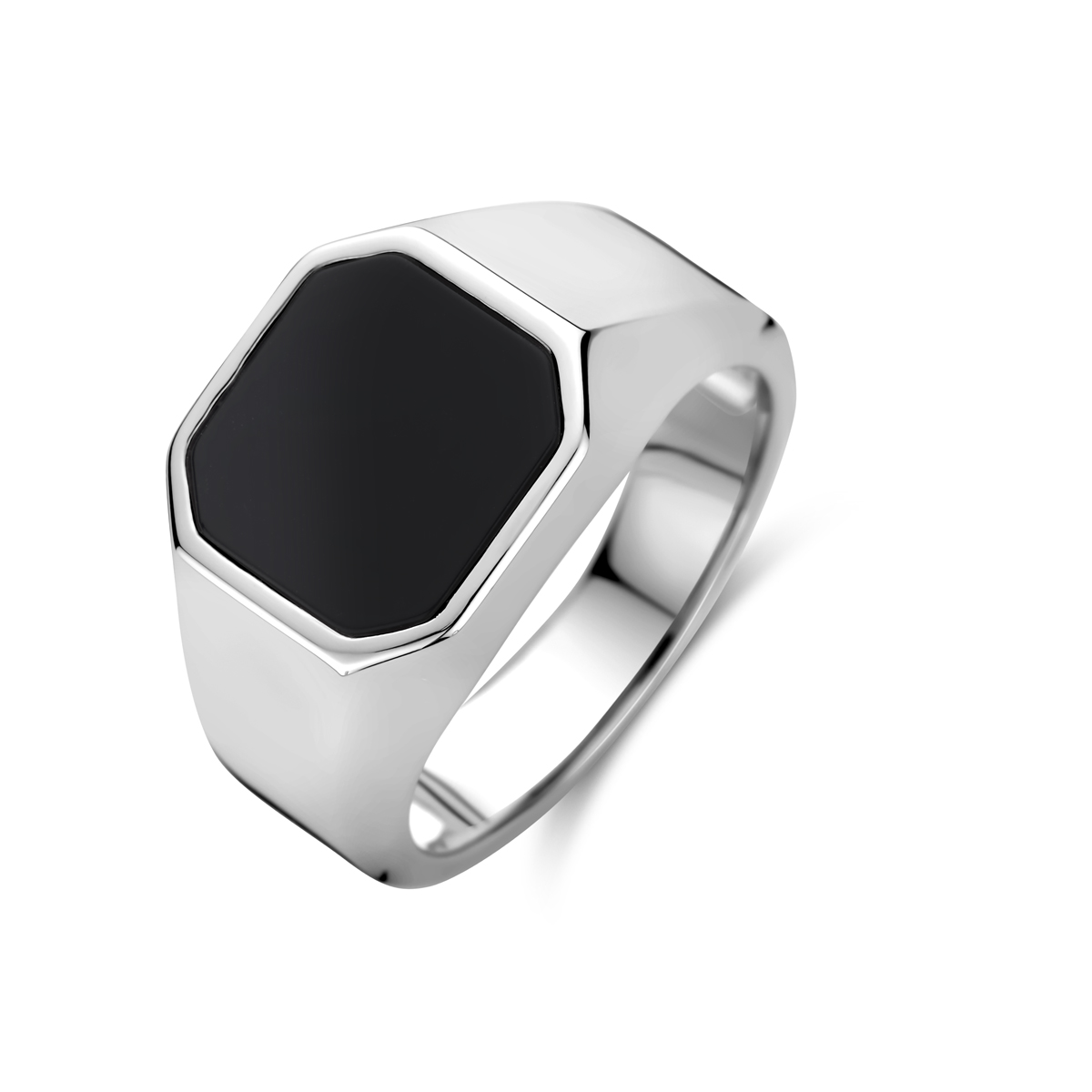 Gerhodineerd 925 zilveren zegelring uitgevoerd met een onyx. De ring heeft een breedte van 12mm.