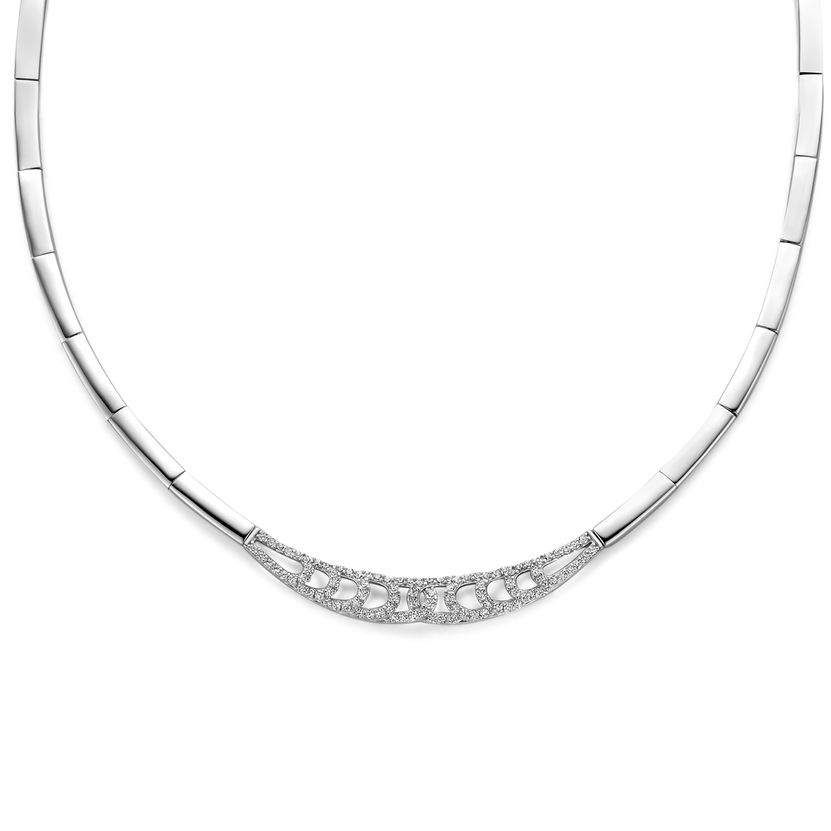 Gerhodineerd 925 zilveren collier uitgevoerd met zirkonia. Het collier heeft een draaglengte van 42cm en een extensie van 3cm. Uitgevoerd met karabijnsluiting.