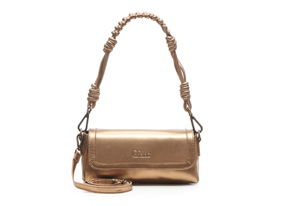 De Beau Fashion Bag is een prachtig fashionable schoudertasje voor een avondje uit!

Met de magneetsluiting, met hieronder nog een rits, blijven je spullen altijd goed bewaard. Aan de achterzijde zit nog een extra ritsvak en aan de binnenzijde zit aan beide kanten nog een extra opbergvakje.

Wil je de Beau Fashion Bag niet als schoudertasje dragen? Dan verwissel je de afneembare band gemakkelijk voor de lange, verstelbare crossover band, die meegeleverd wordt. Zo kun je de tas altijd dragen zoals jij wilt!