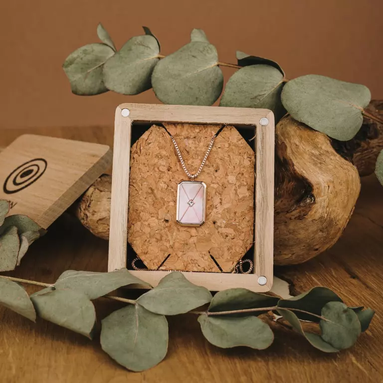 De sieraden van de Aquarell Collectie zijn ontworpen om u te inspireren om los te laten en de toekomst met openheid en vertrouwen tegemoet te treden.