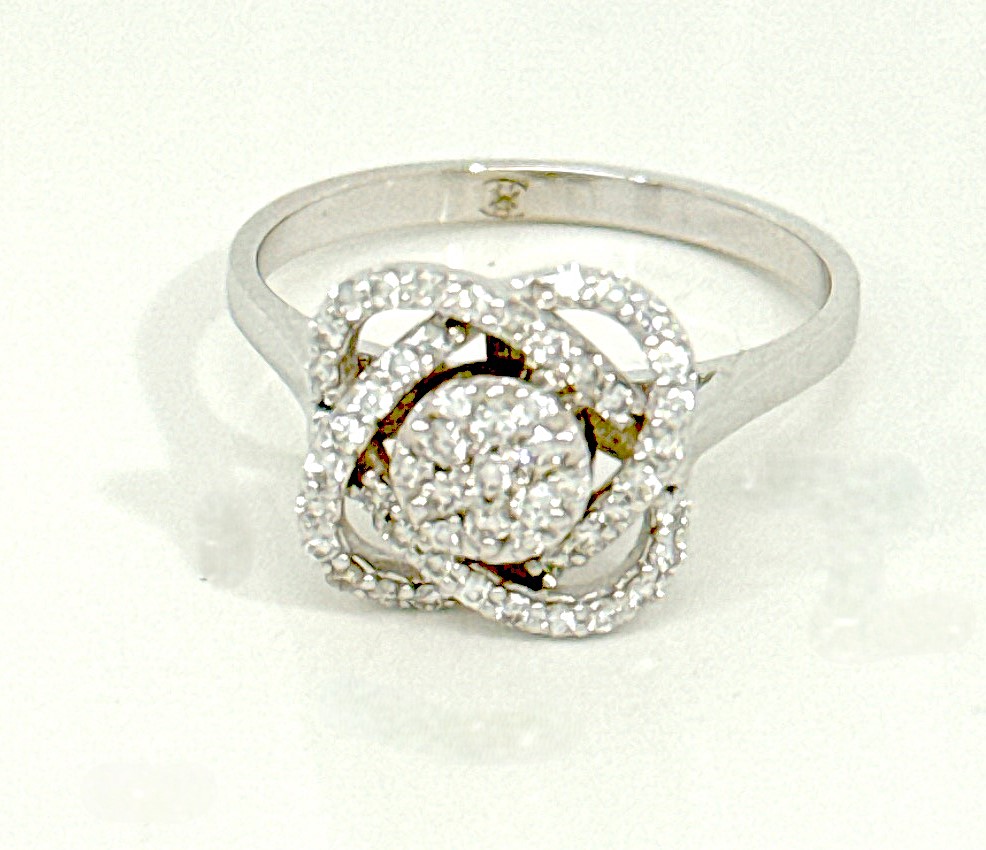 wit gouden ring gemaakt in 18kt goud bezet met diamant 0.31ct