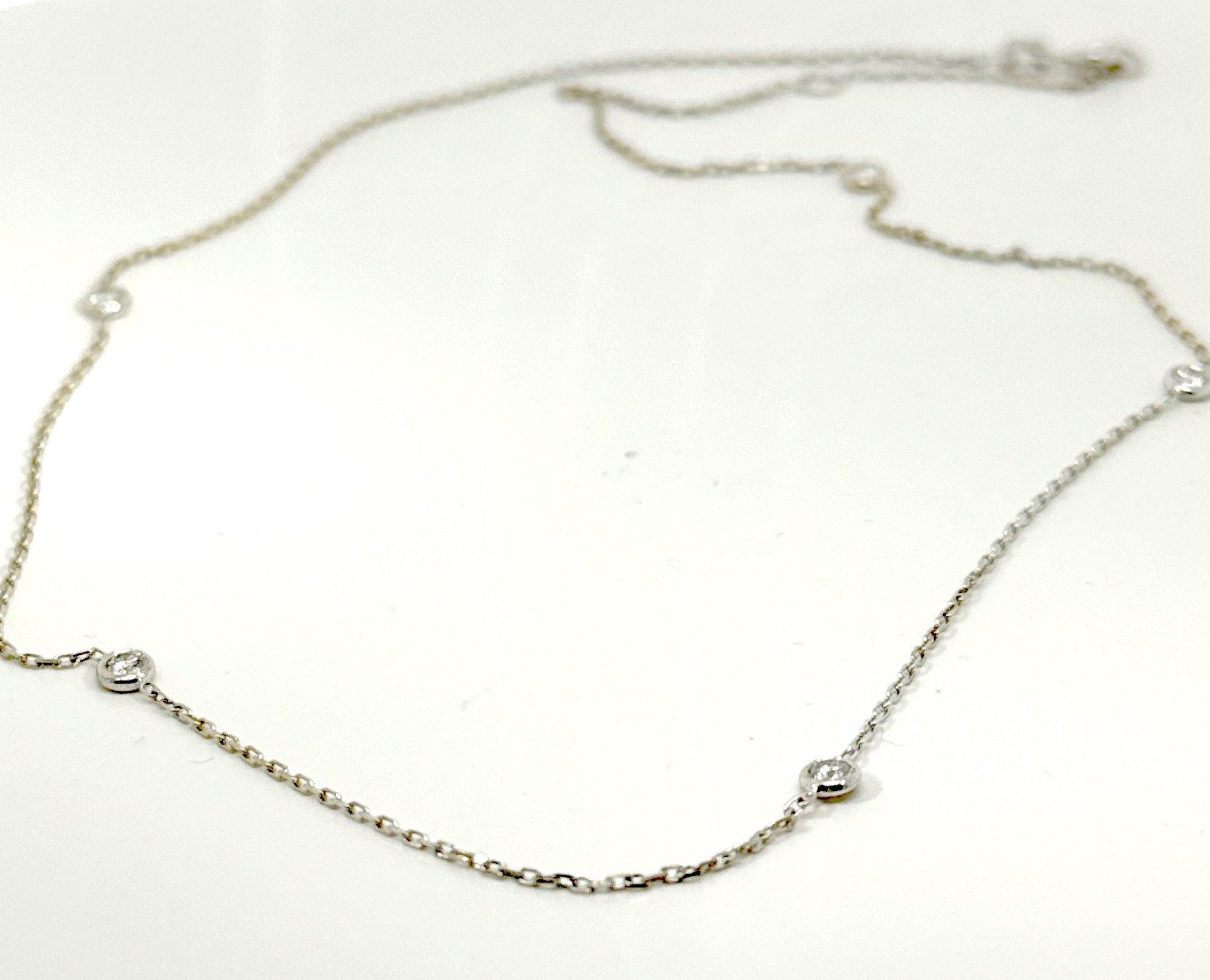 wit gouden ketting met een paar diamanten gezet  0.25ct collier neige