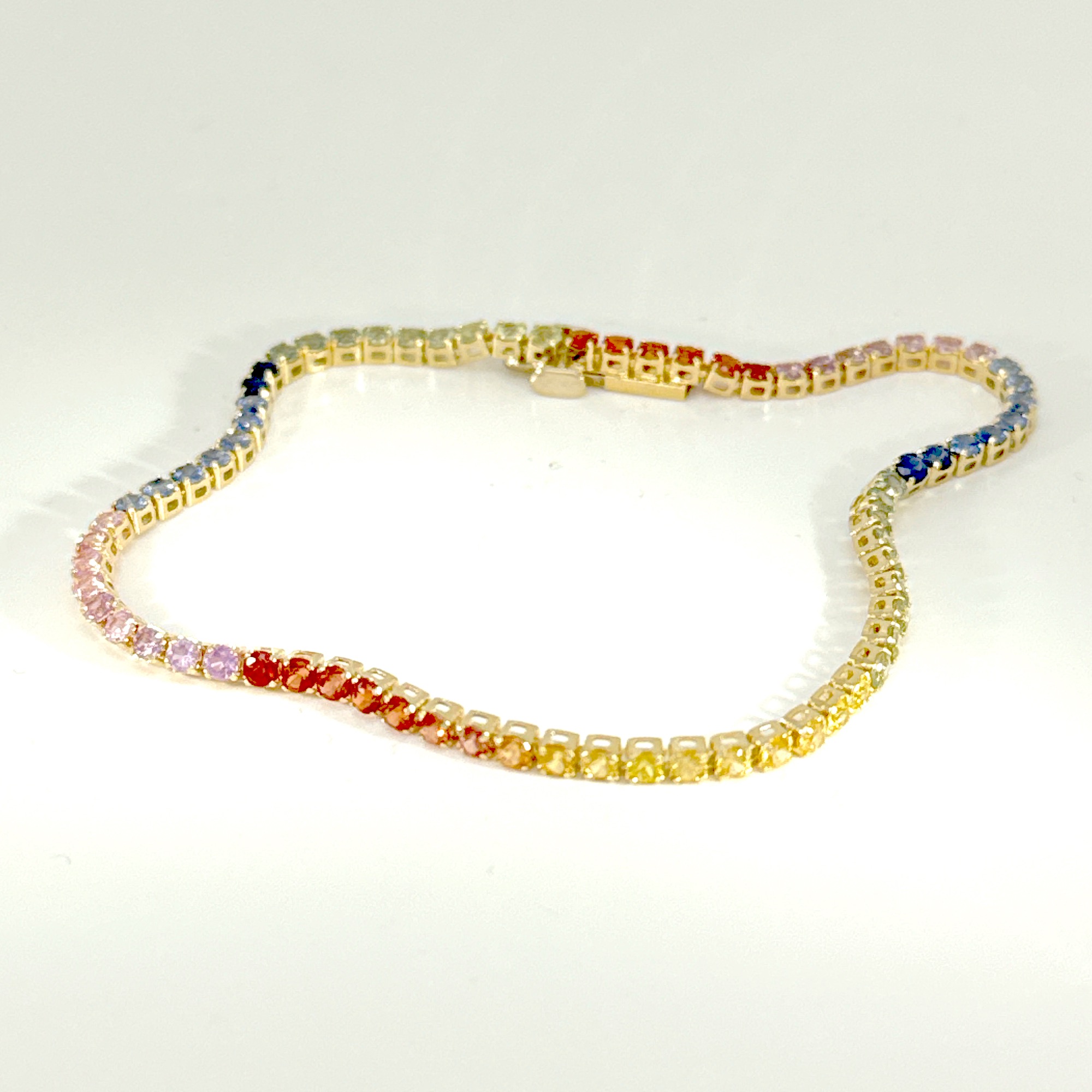 armband in 18kt geel goud gezet met prachtige natuurlijk gekleurde saffieren (2ct)