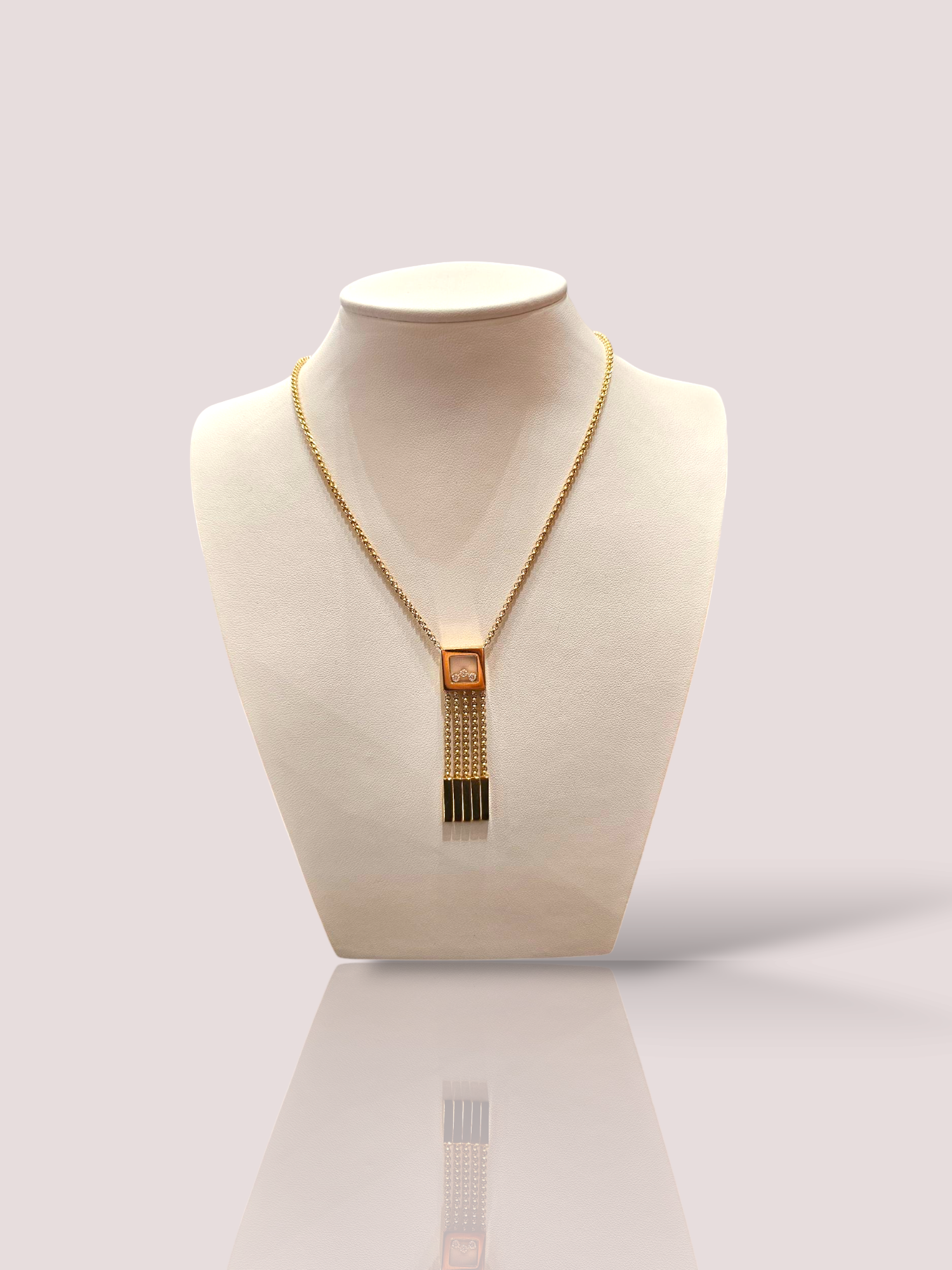 Dit Vintage 18k geel gouden Chopard Happy Diamonds collier is voorzien van bewegende diamanten die schitteren en sprankelen bij elke beweging. Het collier is perfect om zowel overdag als 's avonds te dragen en voegt een vleugje glamour toe aan elke outfit. Draag het om je hals voor een elegante en stijlvolle uitstraling die de aandacht trekt. De drie diamanten bewegen en de hanger heeft bewegende gouden staafjes aan kettinkjes. De ketting is 42 cm lang. De kettinkjes aan de hanger zijn 4 cm lang.