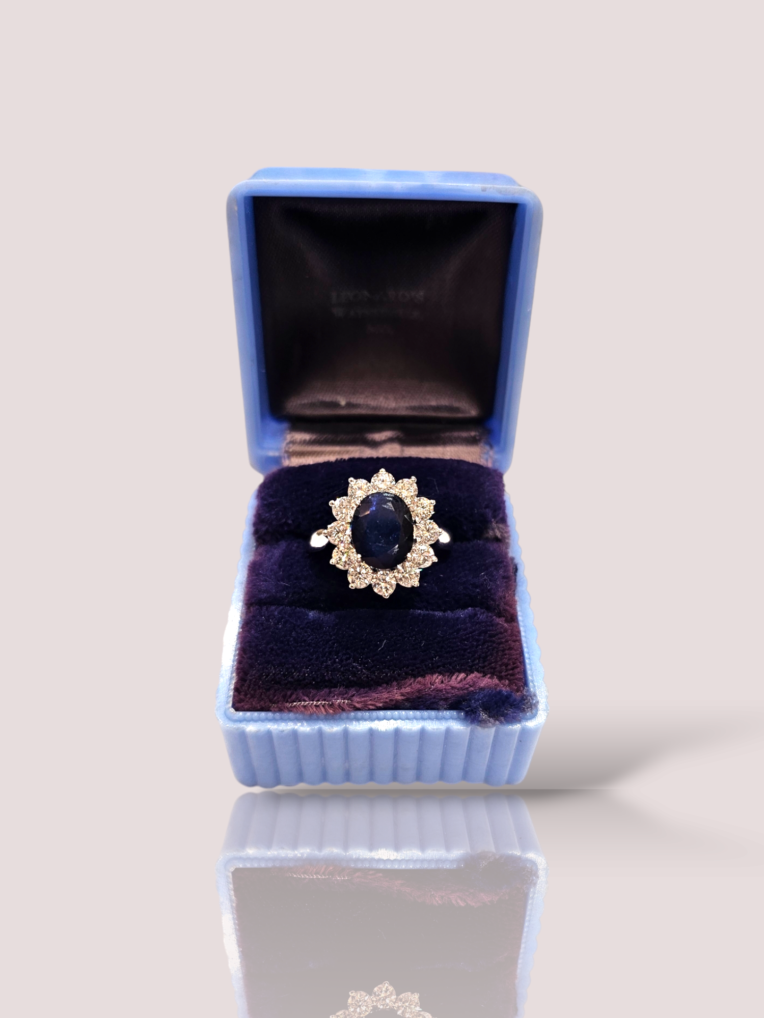 Deze schitterende 'Lady Diana' ring van House of Bruens straalt elegantie en luxe uit met zijn diamanten en saffier. Het unieke ontwerp is perfect voor speciale gelegenheden en feestelijke evenementen. Draag deze ring met trots en combineer hem met een chique outfit voor een onvergetelijke look. Laat je stralen met deze prachtige ring aan je vinger! De ring heeft een saffier van ruim 2,5 karaat welke is omringd door 12 schitterende diamanten. De ring kan desgewenst op maat gemaakt worden. 