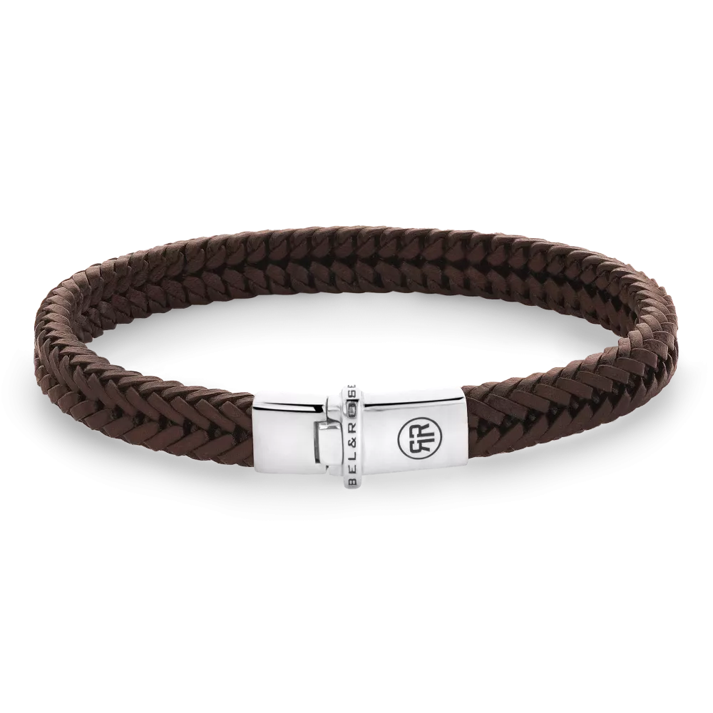 De Small Braided Apollo armband van Rebel en Rose is een handgemaakte armband met  zilveren sluiting. Het cognac bruine leer is 7,3 mm breed en met veel zorg en vakmanschap gelooid door de ambachtslieden van Rebel en Rose. Prachtig rundleer dat mooier en soepeler wordt naarmate je het langer draagt. Ze doen het perfect in combinatie met onze  Zilveren armbanden, ringen en kralen armbanden. Het leer moet worden ‘ingedragen’ dus mag in het begin iets strakker zitten dan je zou willen. Meet je polsomtrek op en kijk in de maattabel voor de juiste keuze.

Modelnaam	Small Braided Apollo Cognac
Modelnr.	RR-L0173-S-L
Collectie	Bracelets Leather Silver
Type sieraad	Armband
Kleur	Bruin
Sluiting	Zilver
Materiaal	Zilver
Steenkleur	Bruin
Afwerking	Polish
Breedte (mm)	7,3mm
Garantie	6 maanden