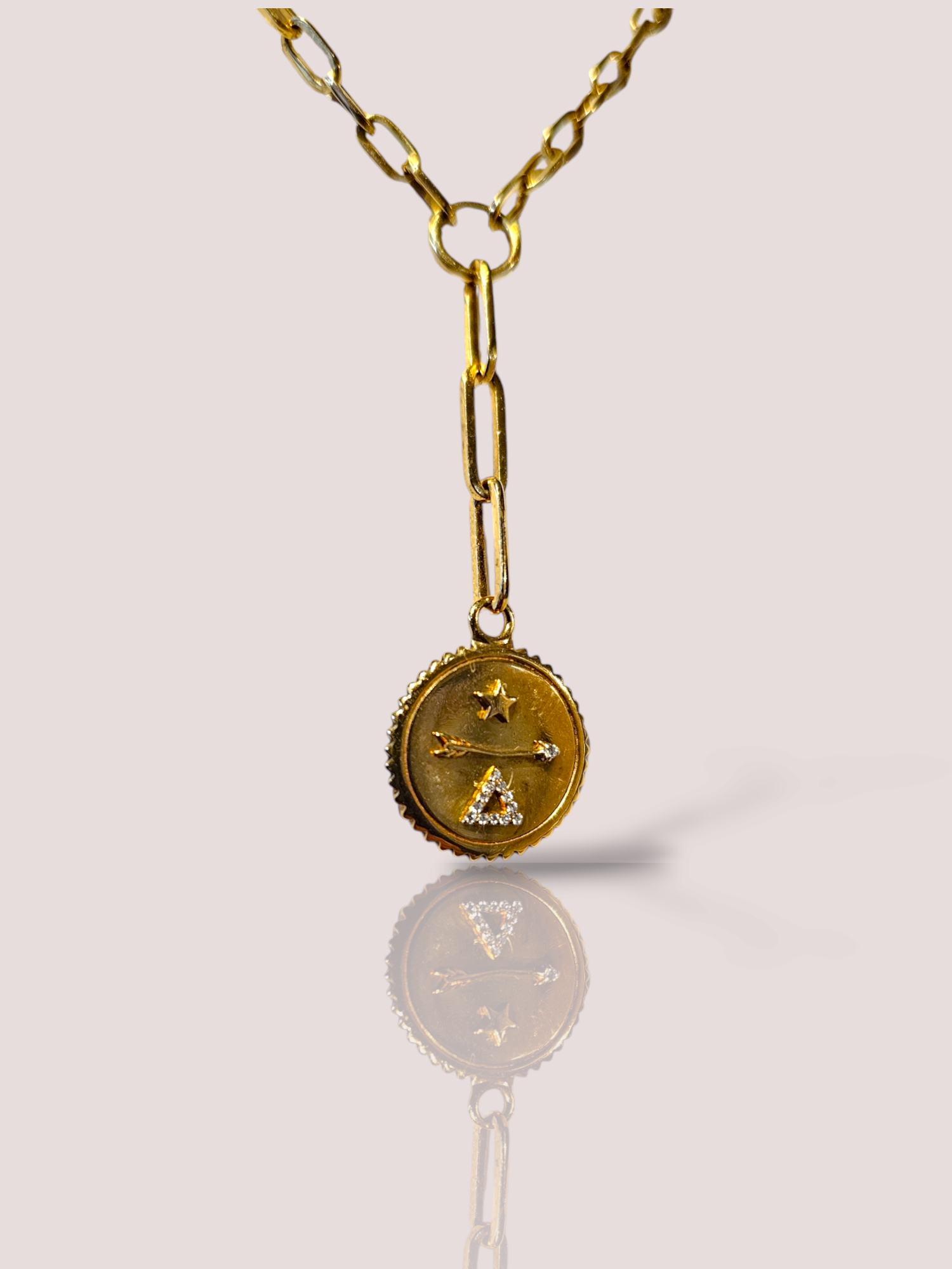 Deze vintage 18k geel gouden Dream medaillon met ketting van FoundRae is een prachtig stuk met een medaillon met diamantjes. Het medaillon voegt een klassieke touch toe terwijl de diamantjes zorgen voor een vleugje glamour. Draag deze ketting op zichzelf voor een subtiele uitstraling of laag hem met andere kettingen voor een trendy look. De perfecte accessoire voor elke gelegenheid! Het medaillon is 1,5 cm.