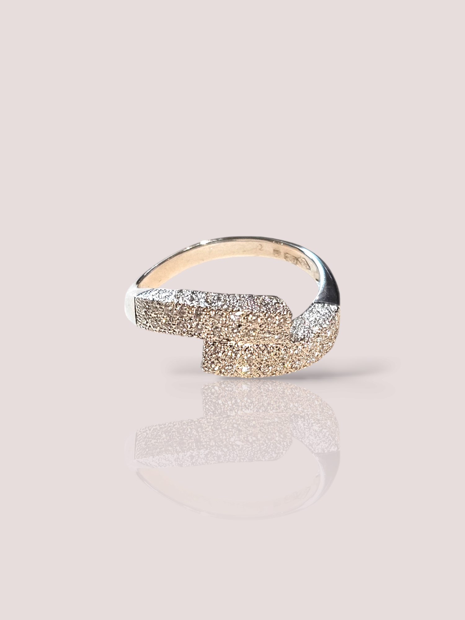 Deze prachtige vintage 18 karaat witgouden ring is ingelegd met 90 schitterende diamanten. De ring straalt elegantie en tijdloosheid uit en is perfect voor speciale gelegenheden. Draag deze ring alleen of combineer met andere gouden sieraden voor een luxueuze uitstraling. Voeg een vleugje glamour toe aan je look met deze unieke en prachtige ring! De ring kan op maat gemaakt worden.