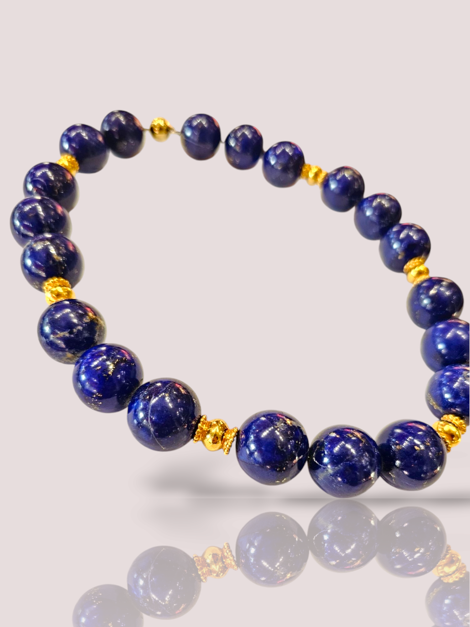 Dit vintage collier is voorzien van prachtige lapis lazuli edelstenen met een 14k geel gouden slotje en 18k geel gouden ornamenten. Het collier kan zowel casual als chique gedragen worden en voegt een vleugje glamour toe aan elke outfit. Combineer het met een simpel wit T-shirt voor een casual look of draag het bij een elegant avondjurk voor een luxe uitstraling. Gegarandeerd een eyecatcher! De lapis lazuli kralen hebben een diameter van 2 cm. De ketting weegt 244 gram.