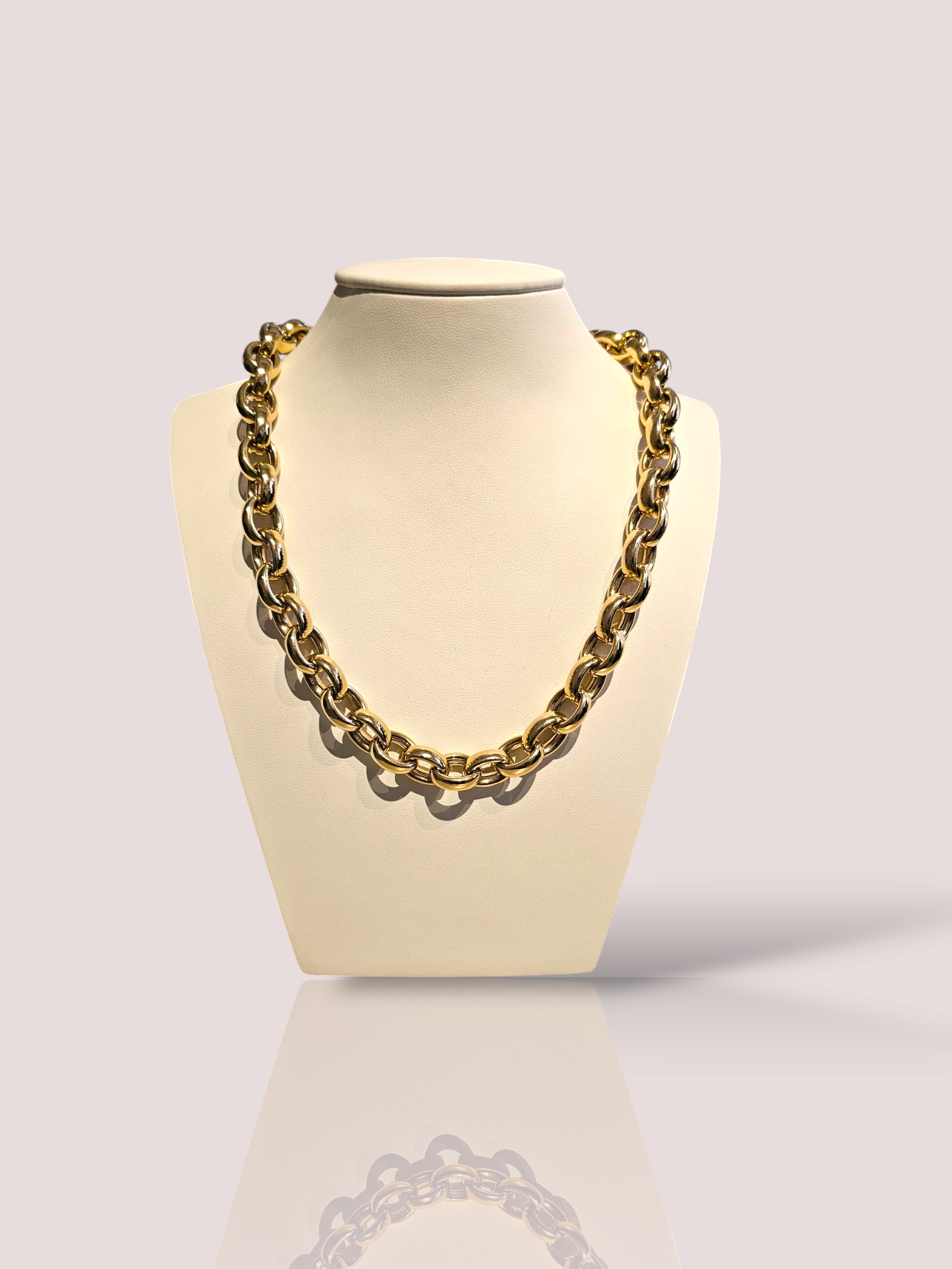 Dit prachtige House of Bruens 14k geel gouden jasseron collier is voorzien van een klassieke en tijdloze uitstraling. De ketting heeft een stevige sluiting en is perfect om te combineren met verschillende outfits. Draag het collier als statement piece bij een avondje uit, of juist subtiel voor een alledaagse look. Met dit collier voeg je een vleugje luxe toe aan iedere outfit. Het collier weegt 66,35 gram en is 50 cm. Eén schakel is 1,5 bij 1 cm.