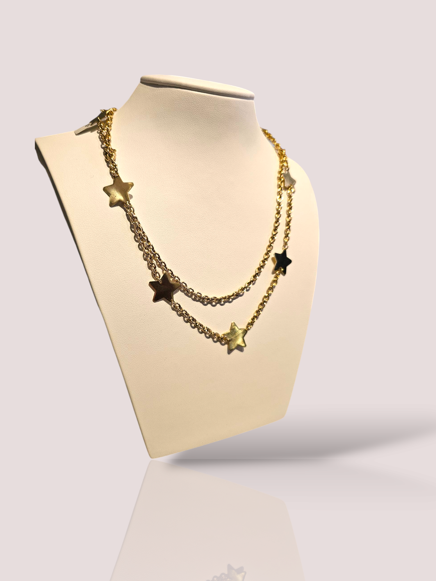 Dit prachtige vintage 18k geel gouden collier is versierd met schitterende sterren. Het collier is tijdloos en elegant, waardoor het perfect is voor elke gelegenheid. Draag het als pronkstuk bij een feestelijke outfit of juist als subtiel detail bij een casual look. De mogelijkheden zijn eindeloos met dit unieke sieraad. Maak jouw look compleet met dit schitterende collier! De lengte van het collier is 88 cm, het kan dus ook dubbel gedragen worden. Het gewicht is ruim 23 gram.