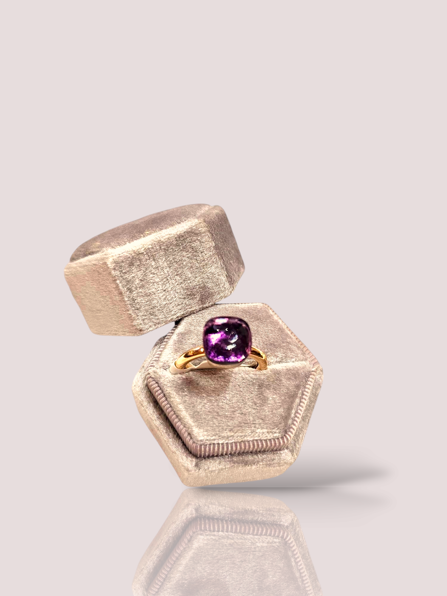 Deze prachtige Vintage Pomellato Nudo ring is gemaakt van 18 karaats rosegoud en heeft een amethist als middelpunt. De ring is tijdloos, elegant en perfect om te dragen bij elke gelegenheid. Draag het als een statement stuk op zichzelf, of combineer het met andere ringen voor een unieke en persoonlijke look. Met deze ring voeg je een vleugje luxe en stijl toe aan elke outfit. De amethist is 1 bij 1 cm. 