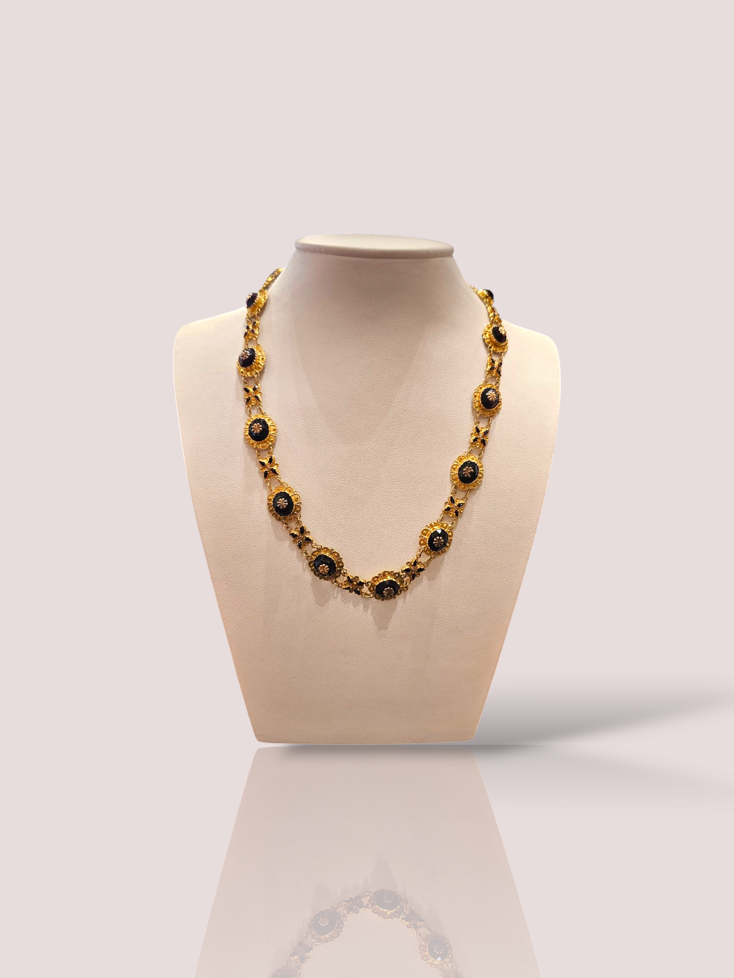 Dit prachtige antieke 14k geel gouden bootjes collier met granaat is een uniek sieraad dat direct opvalt. De bootjes colliers hebben een rijke historie en werden veelvuldig gedragen tussen eind 1800 en halverwege 1900. Het collier kan zowel casual als chique gedragen worden en voegt een vleugje elegantie toe aan elke outfit. Draag het om je hals om je look compleet te maken en bewonderende blikken te trekken. Een echte eyecatcher! Het collier is 44 cm lang en heeft 15 schakels met granaten.