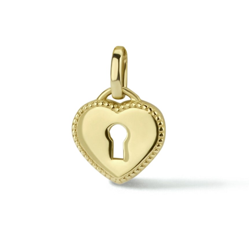 14 Karaat geel gouden hanger in de vorm van een hartje met een slot. Het hart heeft een afmeting van 8 x 9 mm.