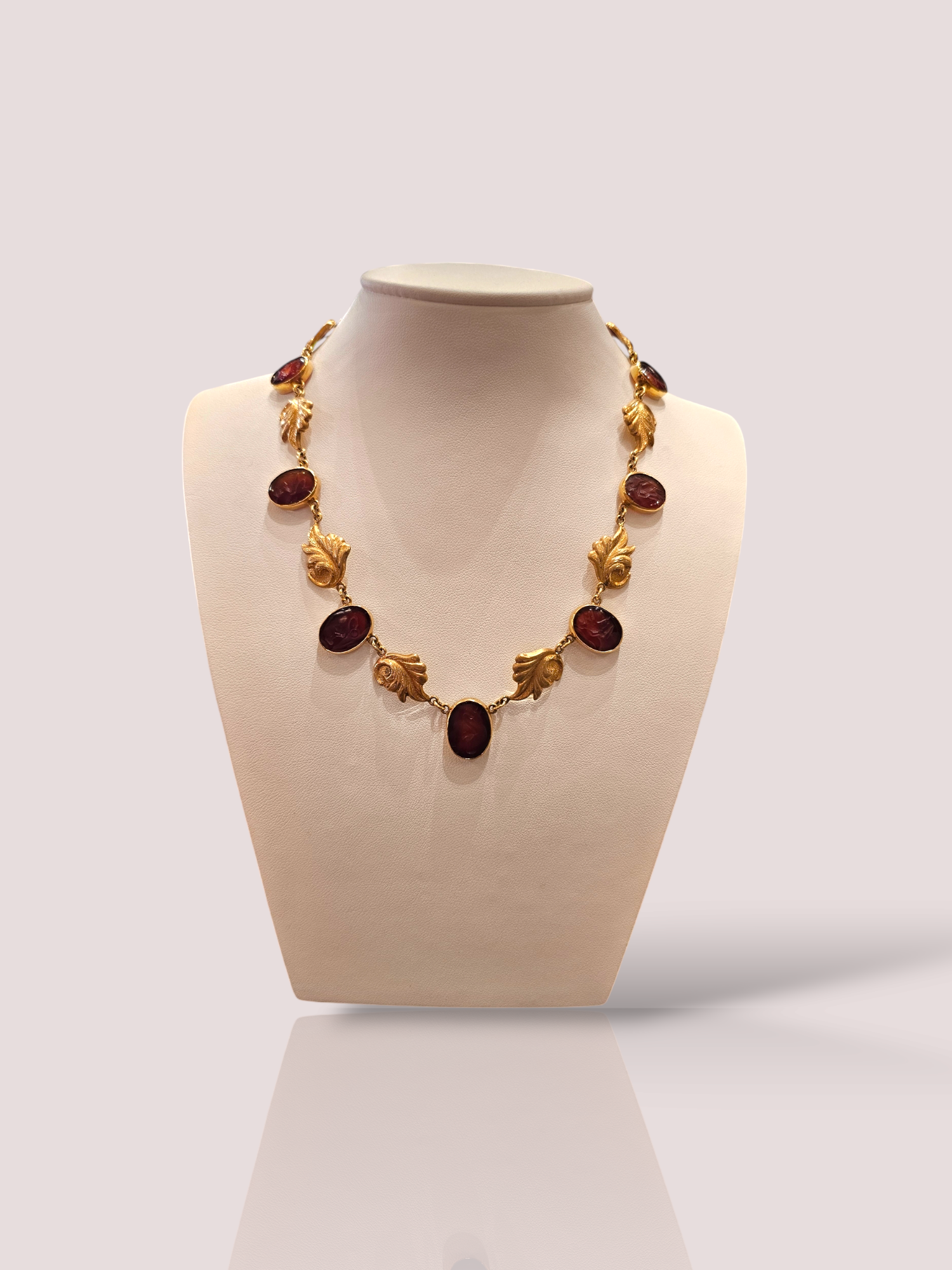Dit prachtige Victoriaanse bootjes collier is gemaakt van 18 karaat geel goud en heeft gouden ornamenten en carneool intaglio edelstenen. De vintage uitstraling voegt een unieke touch toe aan elke outfit. Draag het collier als een statement stuk met een eenvoudige outfit of combineer het met andere gouden sieraden voor een elegante look. Een tijdloos stuk dat perfect is voor elke gelegenheid.