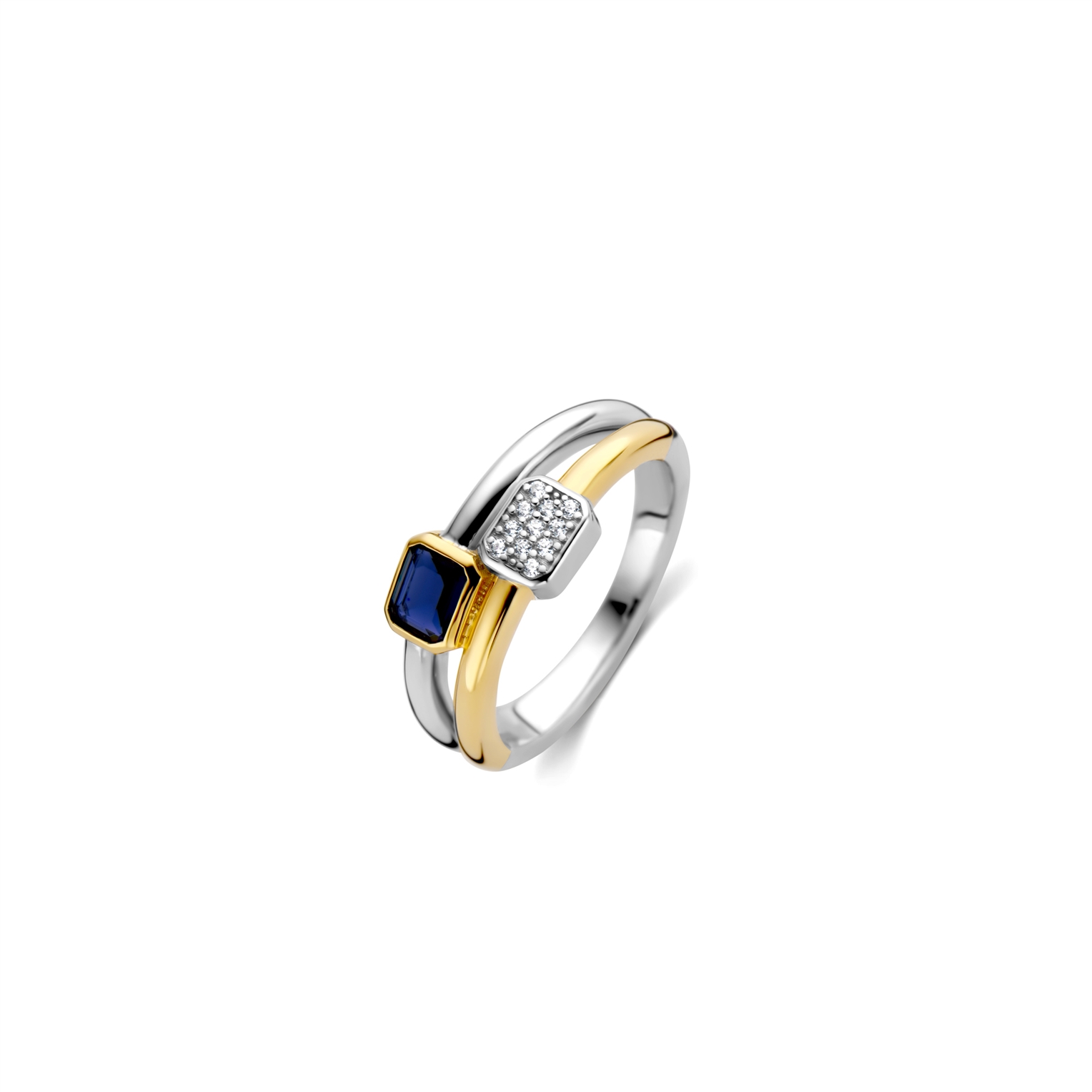 Deze TI SENTO vergulde zilveren ring 12275BY bestaat uit twee samengesmolten ringen, waarvan een in zilver en de ander vergulde met geelgoud. De vergulde ring pronkt met een donkerblauwe steen, handgezet in een vergulde zetting en de zilveren ring is gedecoreerd met een pavé van witte cubic zirconia steentjes. De ring is gemaakt van 925 sterling zilver en gecoat met een stevige laag platinum om het materiaal te beschermen en de glans te behouden. Breng je look naar een nieuw level met dit speelse en stijlvolle design.