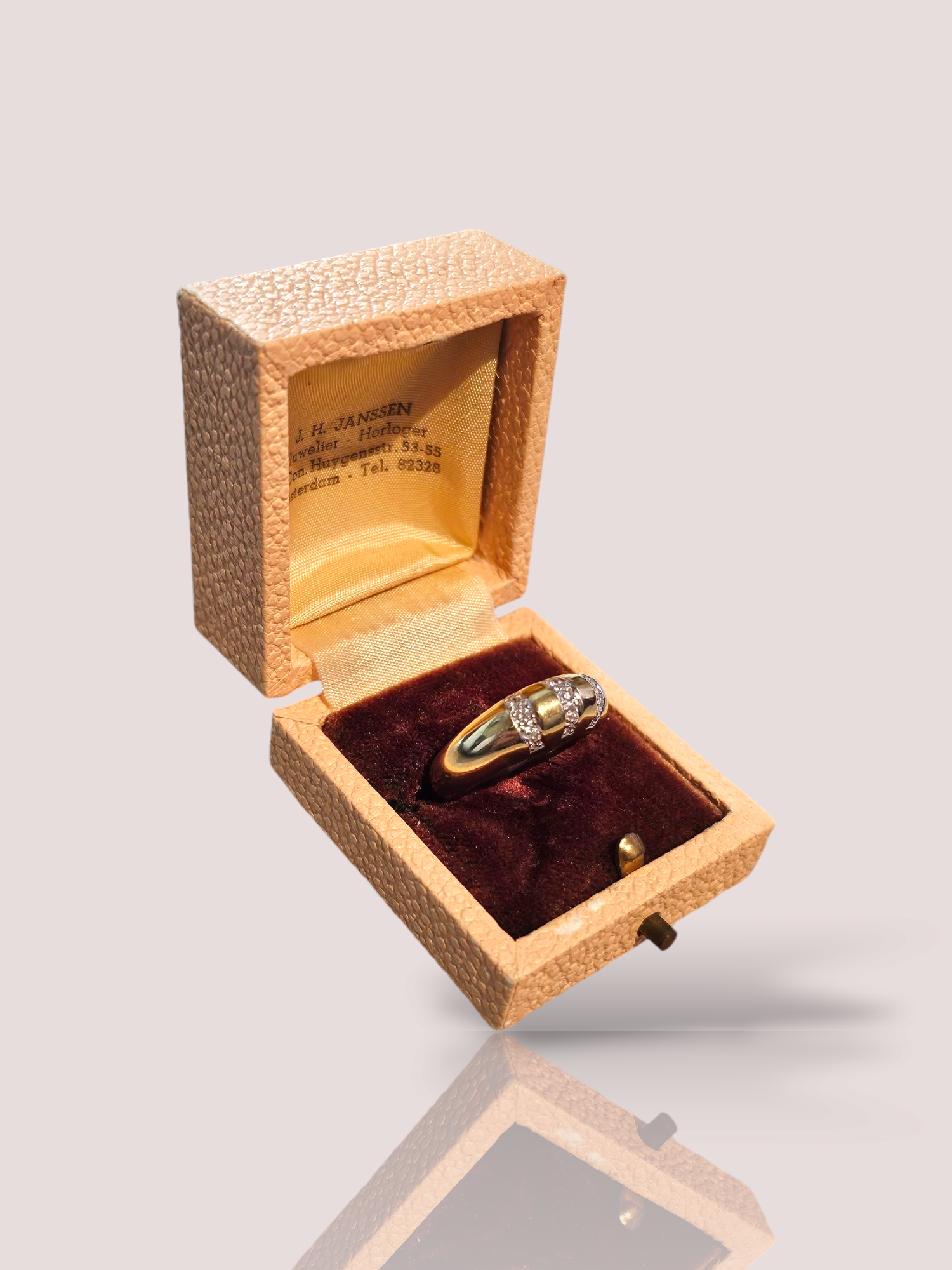 Deze vintage 14k geel gouden ring is bezet met schitterende diamanten, wat zorgt voor een tijdloze en elegante uitstraling. Het sieraad past perfect bij elke outfit en kan zowel casual als chique gedragen worden. Draag deze ring als statement piece om je look compleet te maken en je persoonlijke stijl te laten stralen. De ring weegt 6,6 gram.