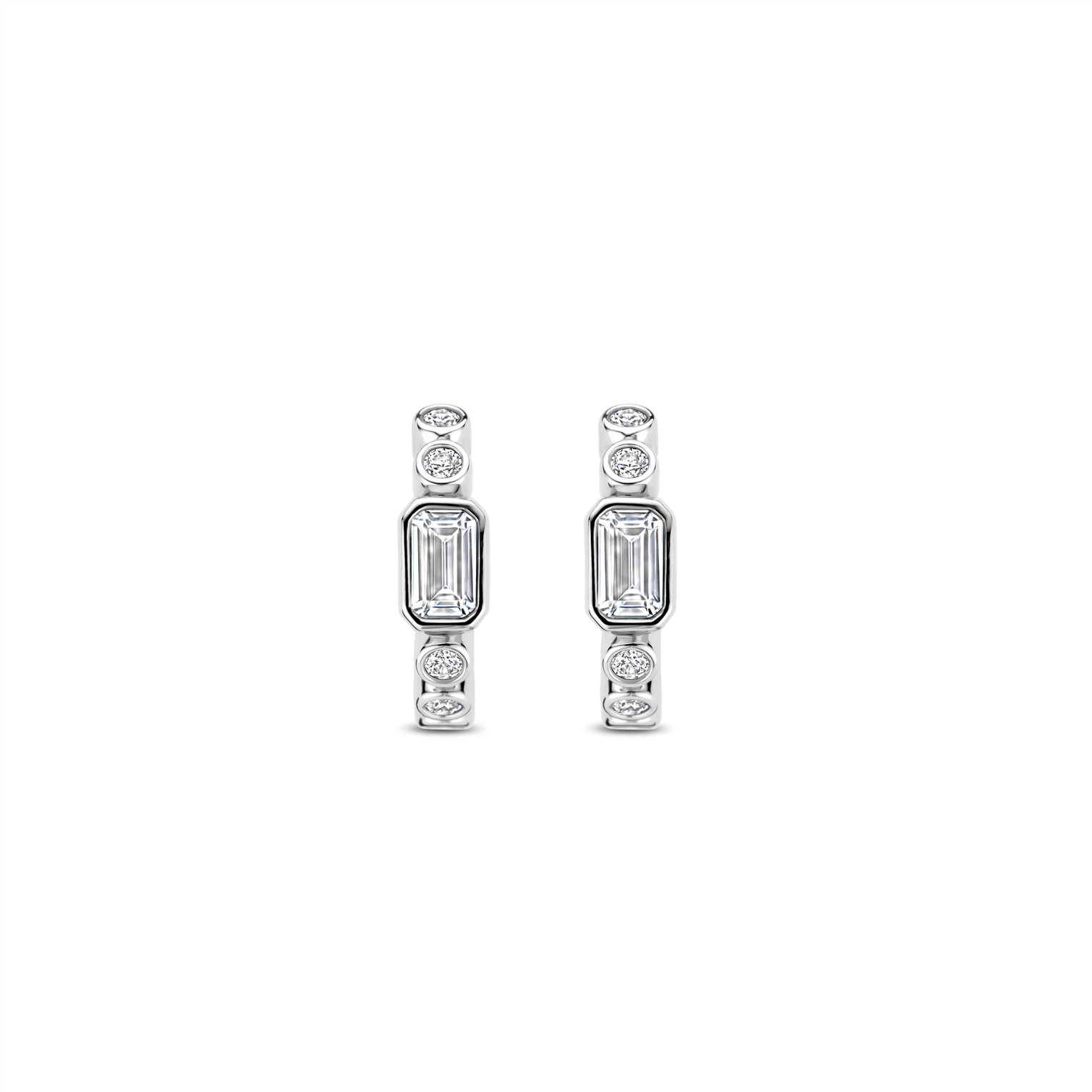 Deze Ti Sento oorringen met zirkonia zijn een echte eyecatcher! De oorbellen zijn voorzien van schitterende zirkonia stenen en hebben een prachtige Creoolse vorm. Draag ze alleen voor een subtiele look of combineer ze met andere oorsieraden voor een statement. De oorringen zijn perfect voor zowel alledaags gebruik als speciale gelegenheden. Maak je look compleet met deze stijlvolle oorbellen!