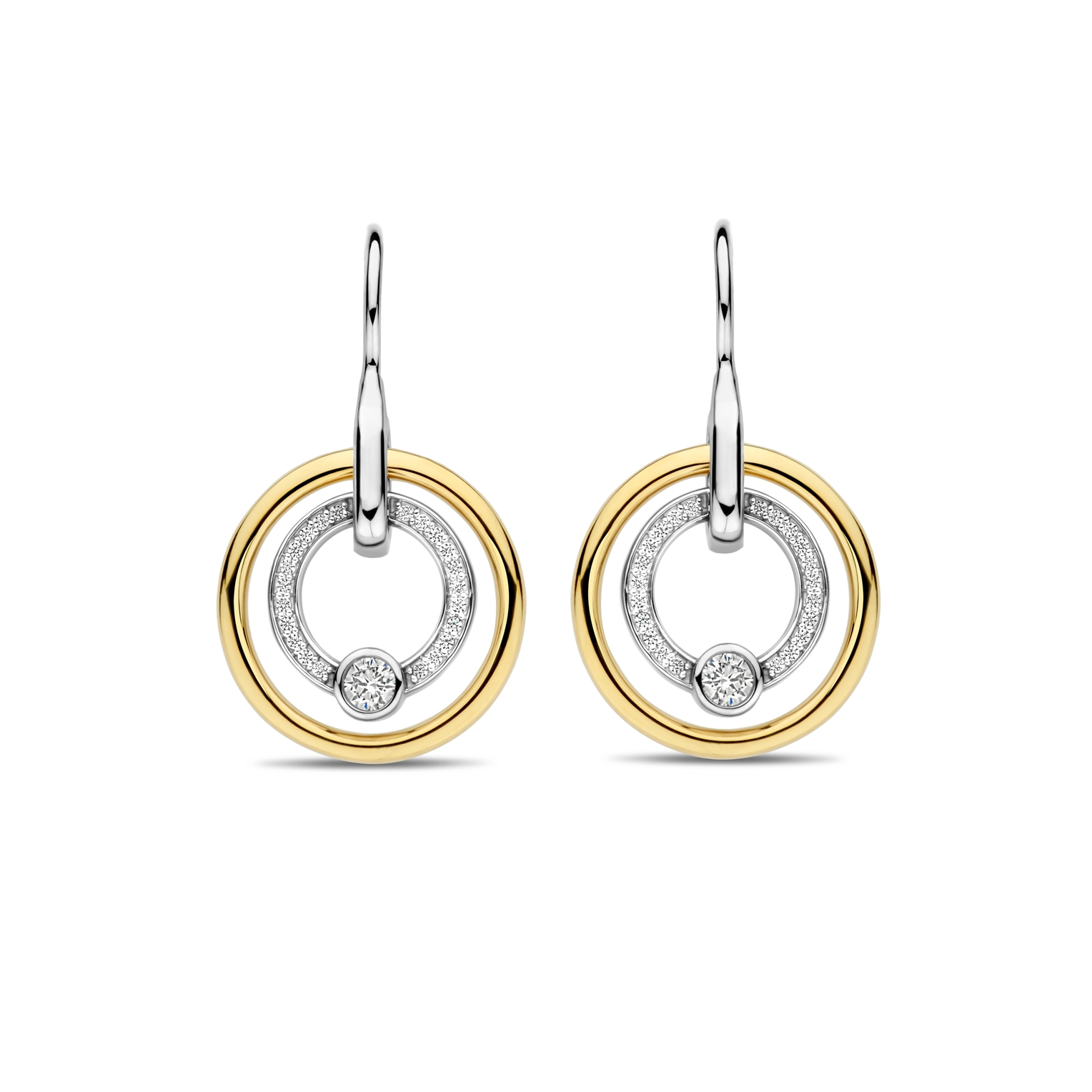 Hul jezelf met tijdloze elegantie met de TI SENTO gold-plated silver Earrings 7978ZY. Gemaakt van 925 sterling zilver en verguld met luxueus geelgoudkleurig, hebben deze oorbellen een betoverend dubbelcirkelontwerp. De binnenste cirkel schittert met een verblindende pave van cubic zirconia, en trekt de aandacht naar een centraal ronde witte zirconia steen. De warme gloed van het goud voegt een vleugje weelde toe aan dit al prachtige stuk. Deze verfijnde oorbellen belichamen het symbool van oneindigheid, wat eindeloze energie en eenheid vertegenwoordigt. Ze voegen een vleugje luxe en verfijning toe aan je look en bieden een moment van ontsnapping aan het alledaagse. De cirkelvorm spreekt de onbeperktheid van het leven aan. Laat deze oorbellen het middelpunt van je ensemble zijn en laat hun gouden straling elke outfit verheffen. Met zorg vervaardigd voor gevoelige huid, zorgen deze nikkelvrije en hypoallergene oorbellen voor langdurig comfort en kwaliteit.

