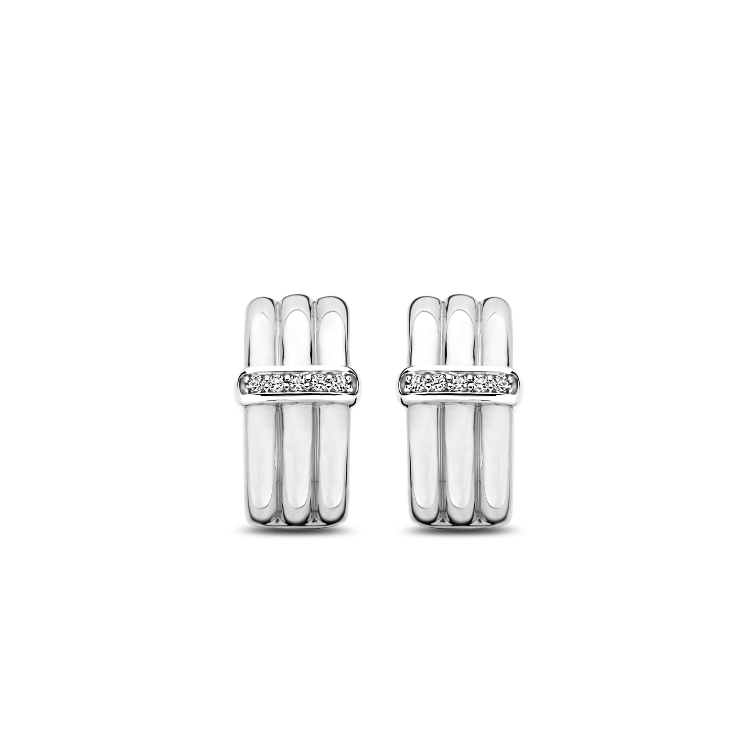 Een vleugje Art Deco-elegantie ontmoet moderne veelzijdigheid in deze betoverende TI SENTO Silver Hoop Earrings 7979ZI. Gemaakt van glanzend 925 sterling zilver, hebben ze een trio van delicate ringen verenigd door een rij schitterende cubic zirconia pave. Dit kunstzinnige ontwerp mengt mode en kunst, met een perfecte balans die elke look aanvult. Drie is een magisch nummer, dat harmonie en volledigheid symboliseert. Draag deze hoepel oorbellen solo voor een vleugje tijdloze verfijning, of combineer ze met andere TI SENTO-stukken om een gepersonaliseerde Ear party te creëren die je unieke stijl weerspiegelt. Met zorg vervaardigd voor gevoelige huid, zorgen deze nikkelvrije en hypoallergene oorbellen voor langdurig comfort en kwaliteit.