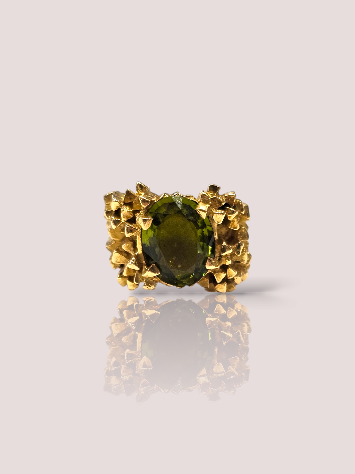 Deze prachtige vintage 18k geel gouden ring met peridot is een echte eyecatcher. De ring heeft een uniek ontwerp en is perfect voor elke gelegenheid. Draag hem alleen als statementstuk of combineer met andere gouden sieraden voor een luxueuze uitstraling. De peridot steen voegt een prachtige kleuraccent toe aan de ring. Een must-have voor elke sieradenliefhebber! De peridot is 1,2 bij 0,9 cm gelegd in een prachtige goudbewerking.