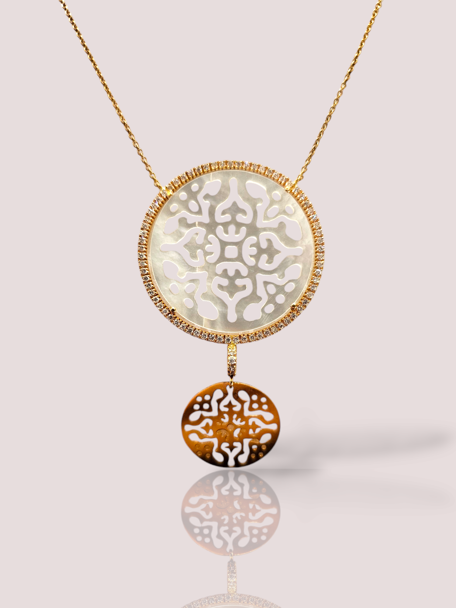 Deze luxe Zoccai Damasco halsketting is gemaakt van 18k roségoud en is bezet met schitterend parelmoer en omringd door stralende diamanten. Zoccai is een Italiaans juwelenhuis dat actief is sinds 1839. De uitstraling maakt het een tijdloos stuk dat perfect is voor elke gelegenheid. Draag deze opvallende ketting op zichzelf voor een elegante look of combineer het met andere sieraden voor een extra chique uitstraling. Met deze ketting voeg je moeiteloos een vleugje glamour toe aan je outfit.