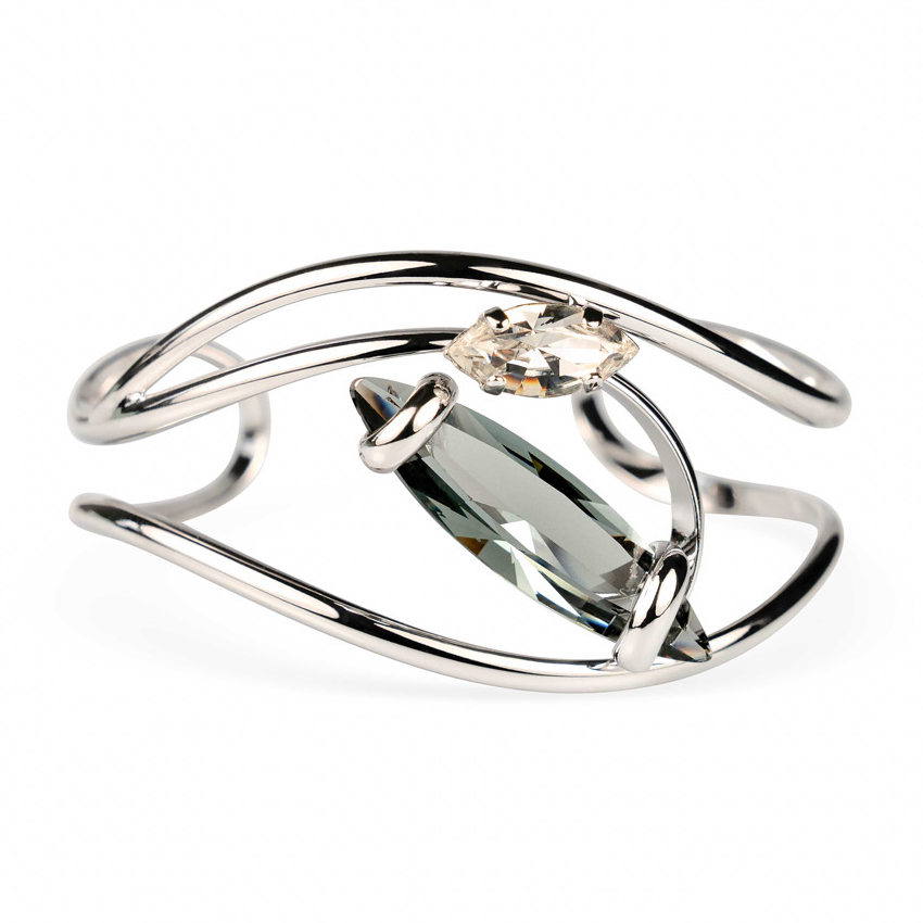 De sieraden van Andrea Marazzini worden ontworpen en handgemaakt in Itali&euml;. Dit sieraad is gemaakt van gerhodineerd metaal in combinatie met een grijze en een witte kristal van hoge kwaliteit. Het materiaal is hypoallergeen en nikkelvrij. Ieder Andrea Marazzini sieraad is uniek en een schoonheid voor het oog. 
