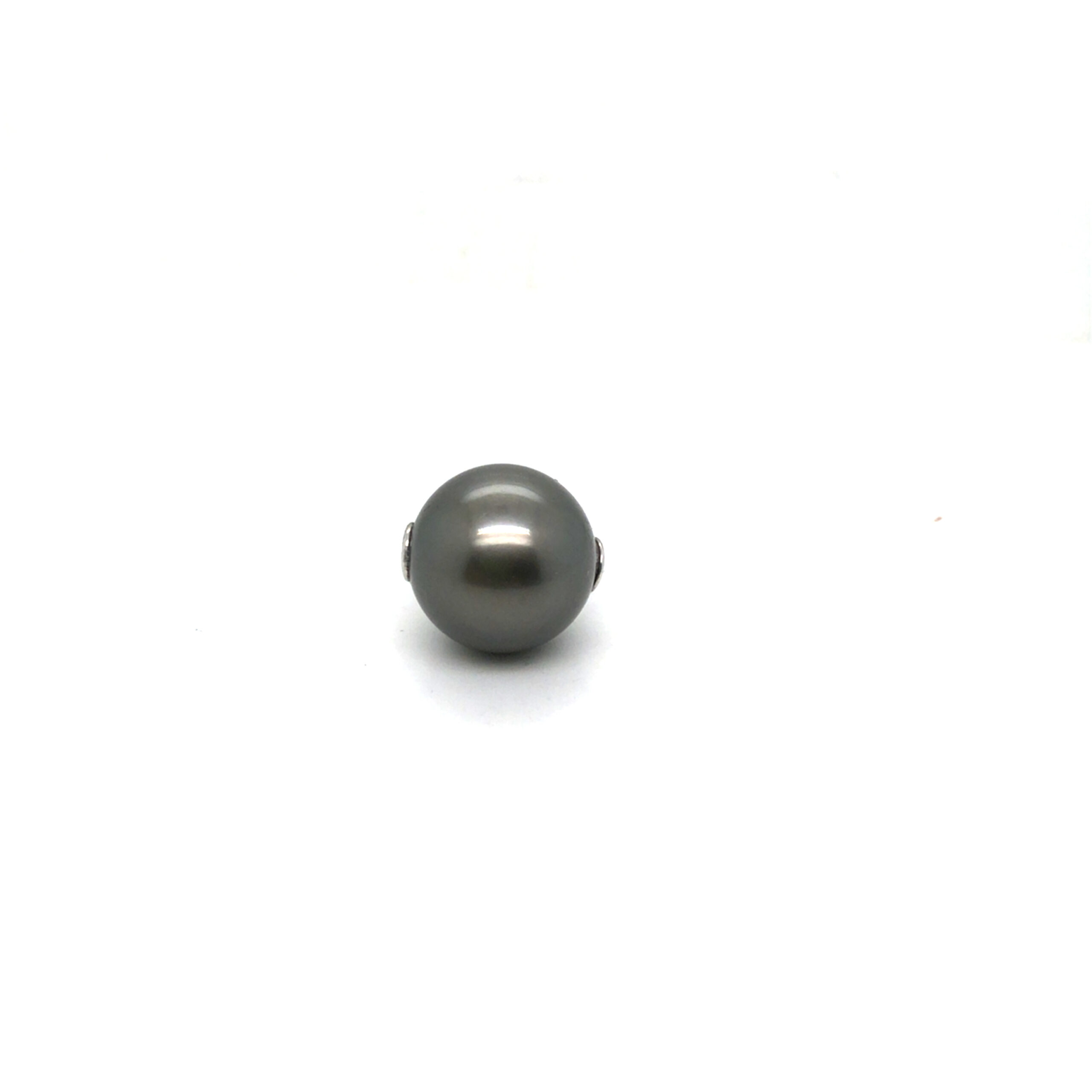 Der Collierschließe aus Gelbgold 750/ooo mit einer grauen, sehr gut runden Tahiti-Perle von 15 mm (Modellnummer 19542) ist ein elegantes Schmuckstück für Damen. Tragen Sie es am besten zu formellen oder besonderen Anlässen, um Ihrem Outfit eine luxuriöse Note zu verleihen. Perfekt als Anhänger in Kombination mit einer stilvollen Halskette.
