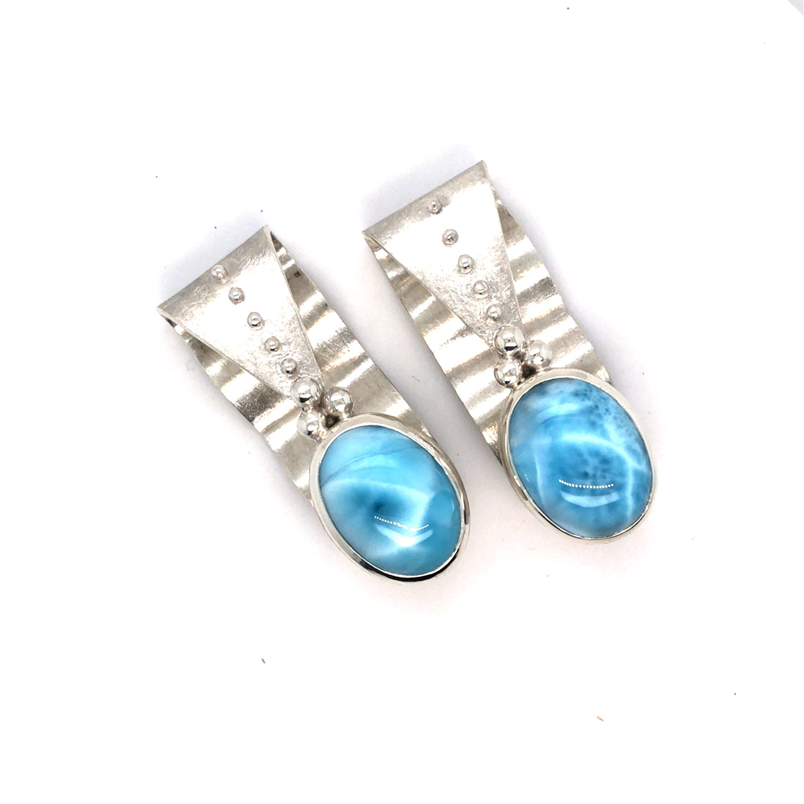 Der Hemdheld in eine neuartige Schmuckform , die Ärmelaufschläge an Hemden und Blusen fixiert. Hier wurden 2 Larimar Cabonchons in Silber verarbeitet, Die klammer ist auf Spannung geschmiedet