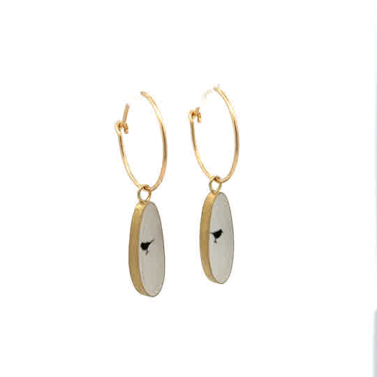 Die Einhängecreolen Gold 750 sind stilvolle Ohrringe für Damen aus hochwertigem 750er Gold. Diese Creolen gehören zur Kategorie Schmuck und sind vom Typ: Ohrringe. Tragen Sie sie am besten zu eleganter Abendmode oder verleihen Sie Ihrem Alltagslook einen Hauch von Luxus. Perfekt für besondere Anlässe oder als edles Accessoire.