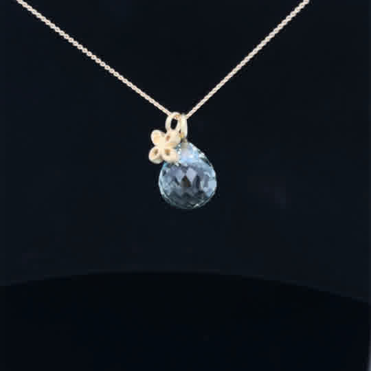 Das Blütenensemble mit zwei Anhängern aus Gold und Silber an einer Kette ist ein exquisites Schmuckstück für jeden Anlass. Die zarten Blüten verleihen Ihrem Look eine feminine Note, während die Kombination von Gold und Silber Vielseitigkeit bietet. Tragen Sie es alleine für einen subtilen Look oder kombinieren Sie es mit anderen Schmuckstücken für einen individuellen Style. Ein Must-Have für jede Schmucksammlung.