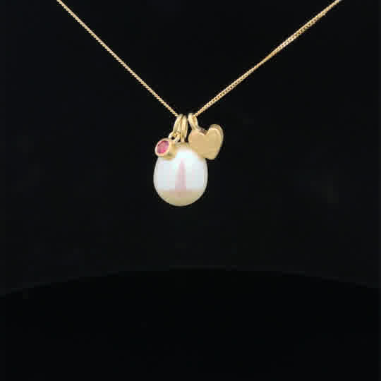 Der Trilogie Anhänger Perle Rubin in Gold 750, ist ein eleganter Schmuck für Damen. Drei feine Anhänger an einem feinen Kettchen Mit einer Kombination aus Perlen und Rubin verleiht dieser Anhänger jedem Outfit einen Hauch von Luxus. Am besten getragen an einer feinen Halskette, entfaltet dieses Schmuckstück seine volle Wirkung bei festlichen Anlässen oder besonderen Gelegenheiten.