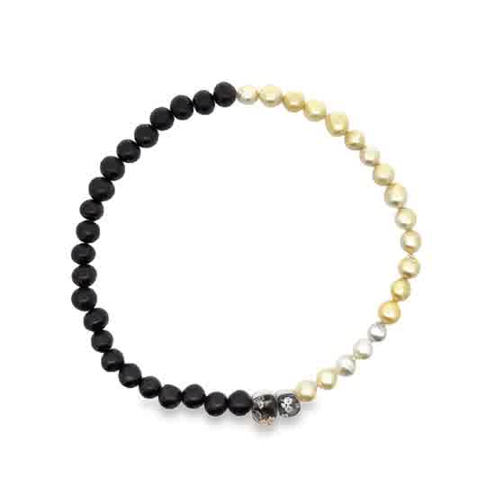 Das Collier Perlen Gagat mit der Blümchenschließe vorne, Modellnummer 19627, ist ein elegantes Damen-Halsband. Es besteht aus hochwertigen Perlen und einem charmanten Magnetverschluss. Tragen Sie es mit einem schlichten Kleid oder Bluse, um den eleganten Touch zu betonen. Perfekt für besondere Anlässe und als stilvolles Alltagsaccessoire.