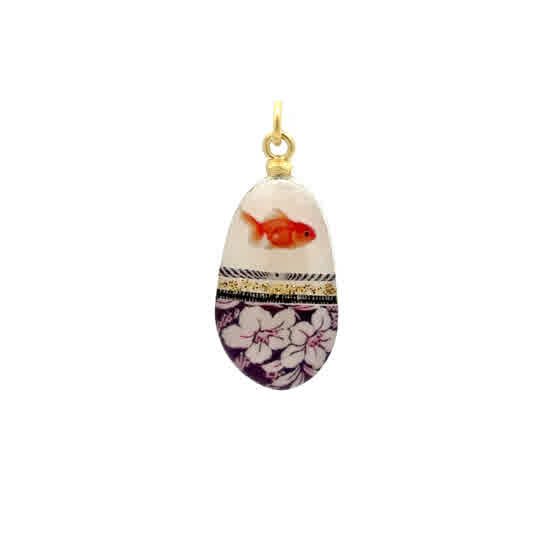 Der Anhänger Goldfisch und Blüten ist ein elegantes Schmuckstück für Damen. Kategorie: Schmuck, Schmucktyp: Anhänger. Perfekt, um einem Outfit eine besondere Note zu verleihen. Am besten an einer zarten Kette tragen, um den filigranen Charme des Designs zu betonen. Ein vielseitiger Hingucker für jeden Anlass.