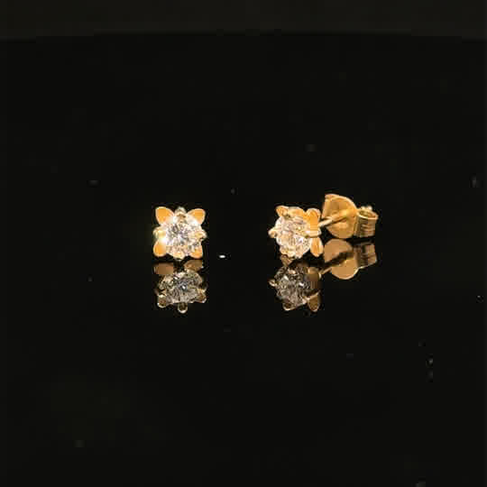 Diese Ohrstecker Blüte mit Brillanten (2 x 0,25ct), Modellnummer 19643, sind ideal für stilvolle Frauen. Perfekt für den täglichen Gebrauch oder besondere Anlässe, verleihen sie jedem Outfit Eleganz. Tragen Sie sie zu einem schicken Kleid oder einem eleganten Business-Outfit für den besten Look.
