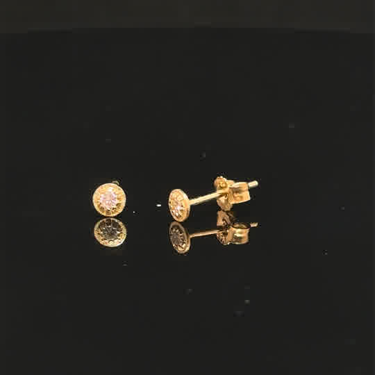 Der Ohrstecker Gold 750 Brillanten ist ideal für Damen. Aus 18 Karat Gold gefertigt, mit funkelnden Brillanten besetzt, bietet er zeitlose Eleganz. Perfekt für formelle Anlässe oder als tägliches Highlight. Tragen Sie diese Ohrstecker, um Ihrem Outfit einen Hauch von Luxus zu verleihen. Ein Must-Have-Schmuckstück für jede Frau.

