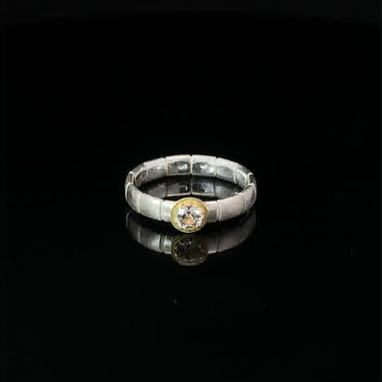 Die Ring Knick-chic verfügt über ein einzigartiges Design mit stilvollen Knicken im Ring. Dieses Schmuckstück verleiht jedem Outfit eine besondere Note und ist vielseitig kombinierbar. Tragen Sie es alleine für einen subtilen Look oder kombinieren Sie es mit anderen Ringen für einen trendigen Stil. Ein Must-Have für jede modebewusste Frau!