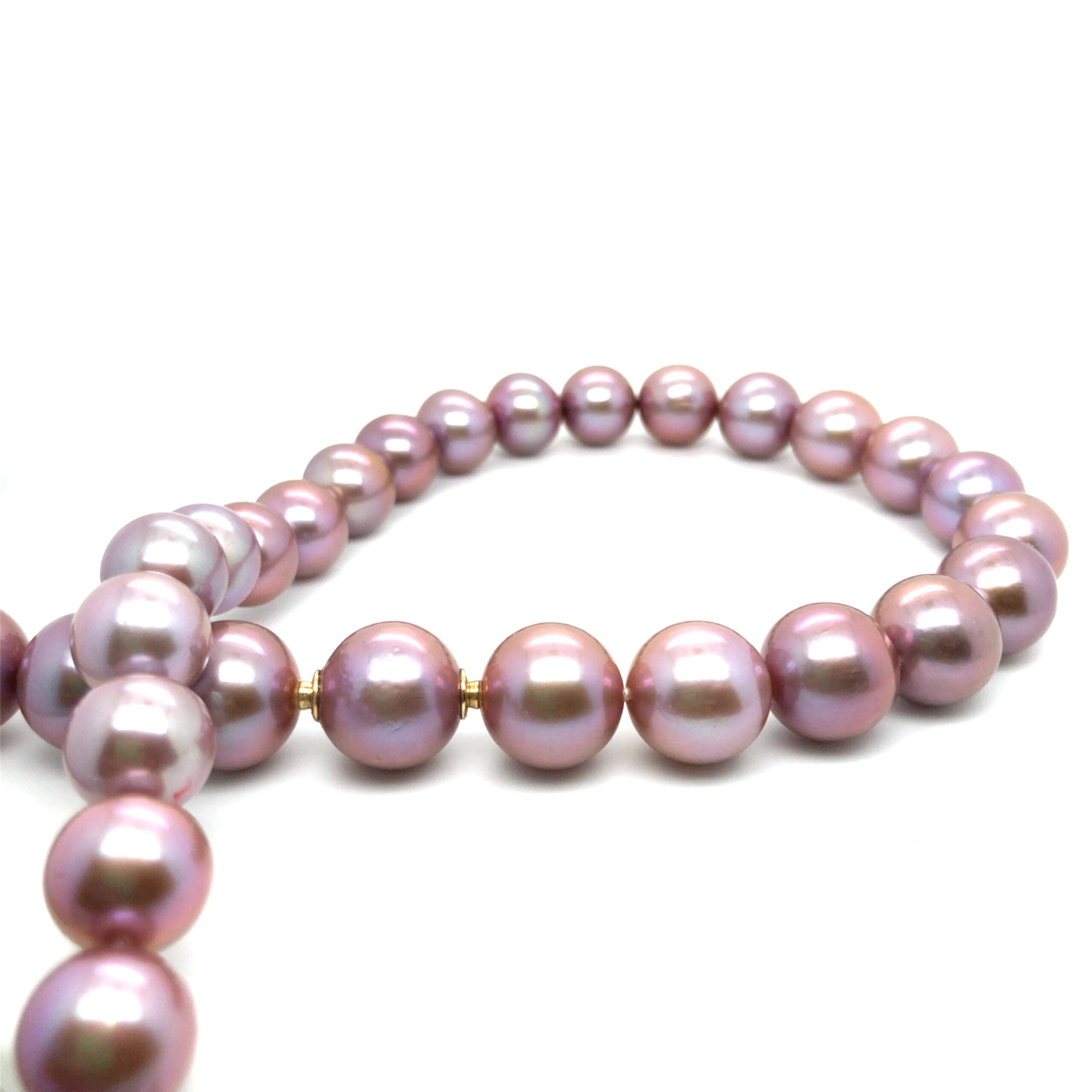 Die Mingperlcollier in Aubergine Farbe ist 45 cm lang und verfügt über eine praktische Wechselschließentechnik. Tragen Sie es alleine für einen eleganten Look oder kombinieren Sie es mit anderen Schmuckstücken für einen individuellen Stil. Die zarte Farbe passt perfekt zu verschiedenen Outfits und Anlässen. Das ideale Accessoire für modebewusste Frauen.