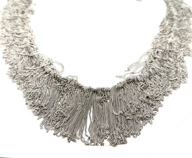 Das rhodinierte Collier in Silber ist perfekt für einen eleganten Look. Der Wasserfall-Effekt verleiht dem Schmuckstück eine moderne Note und sorgt für einen stilvollen Auftritt. Tragen Sie die Kette zu einem schlichten Outfit, um sie zum absoluten Blickfang zu machen. Perfekt für besondere Anlässe oder den Alltag. Ein Must-Have für jede Schmucksammlung!