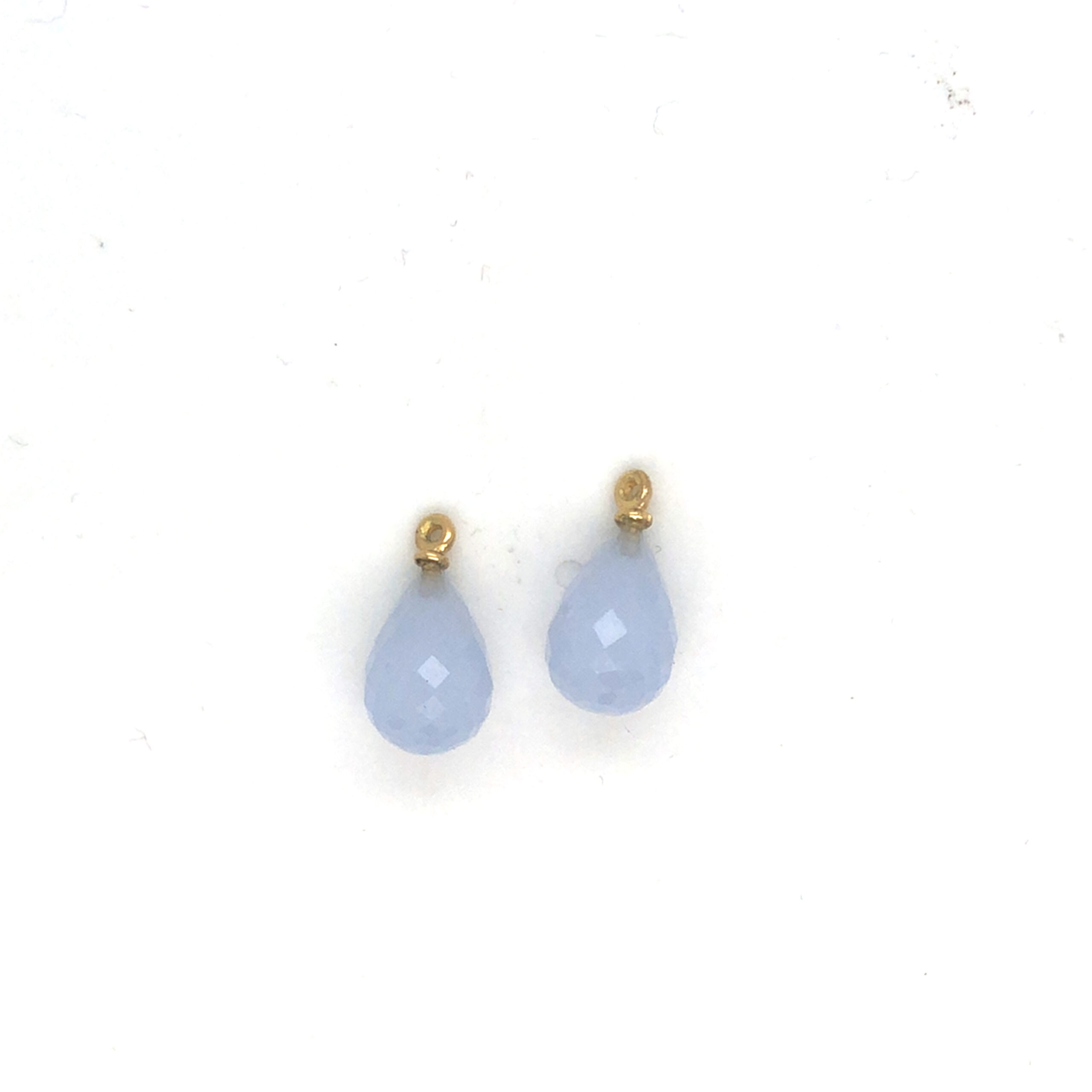 Der Einhänger für Ohrschmuck besteht aus wunderschönen Chalcedonpampeln und ist ein echter Blickfang. Die besten Tragemöglichkeiten sind sowohl einzeln als auch in Kombination mit anderen Schmuckstücken. Dieser Einhänger verleiht jedem Outfit eine elegante Note und ist vielseitig kombinierbar. Entdecken Sie jetzt die Schönheit dieses einzigartigen Schmuckstücks!