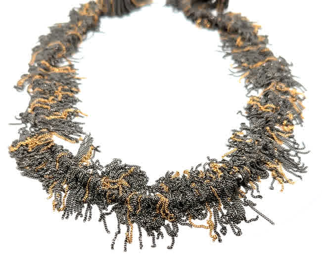 Das Collier bicolor besteht aus unzähligen feinen Ketten, die zu einem wunderschönen Collier verwoben sind. Dieses einzigartige Schmuckstück kann auf vielfältige Weise getragen werden - ob als eleganter Hingucker zu einer Abendgarderobe oder als schlichtes Accessoire zum Alltagsoutfit. Mit seiner edlen Optik verleiht das Collier jedem Look das gewisse Extra. Ein Must-Have für jede Schmucksammlung!