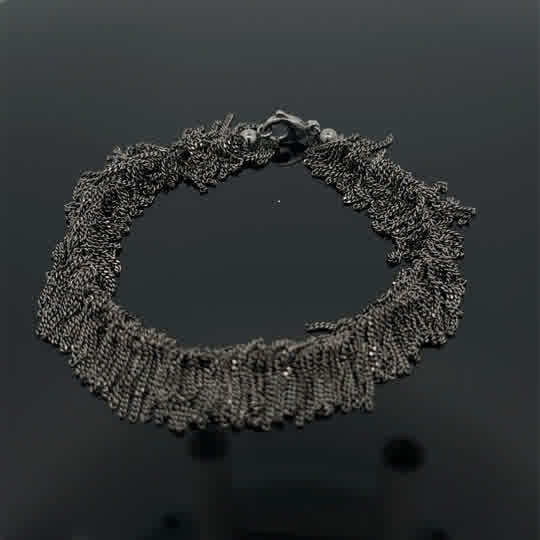 Das Armband SIARA in Silber ist ein stilvolles Schmuckst&uuml;ck f&uuml;r Damen. Es ist ein Armband und geh&ouml;rt zur Kategorie Schmuck. Obwohl die Material- und Farbdetails nicht spezifiziert sind, besticht es durch seine elegante, schwarz rhodinierte Optik. Perfekt solo getragen oder kombiniert mit anderen Armreifen f&uuml;r einen modernen Look, eignet es sich f&uuml;r jeden Anlass.
