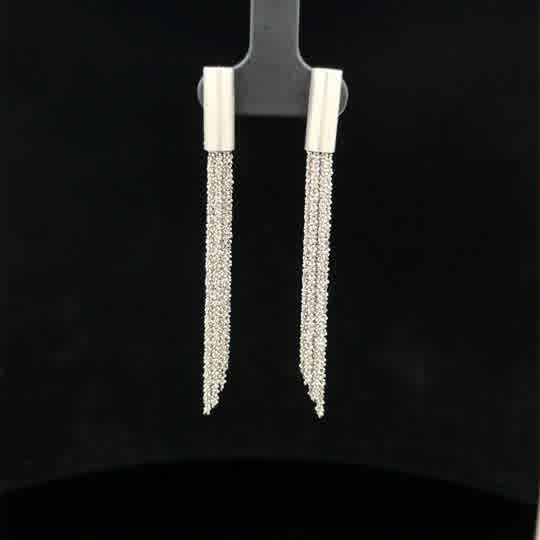 Die OHR7 Ohrschmuck : Ohrhänger Silber Rhodiniert zeichnen sich durch ihr elegantes Design aus. Sie bestehen aus rhodiniertem Silber und sind perfekt für jeden Anlass geeignet. Tragen Sie sie alleine für einen klassischen Look oder kombinieren Sie sie mit anderen Ohrringen für einen trendigen Layering-Effekt. Diese Ohrhänger sind vielseitig und ein echter Hingucker!