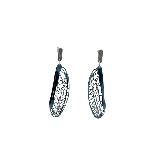 Die Ohrhänger "Libellenflügel schwarz" sind aus oxidiertem Stahl gefertigt und zeichnen sich durch ihr filigranes und elegantes Design aus. Sie eignen sich perfekt für Frauen, die subtile und dennoch auffällige Accessoires lieben. Das beste Tragegefühl erzielen Sie, indem Sie die Ohrhänger zu schlichten Outfits kombinieren, um ihnen die Aufmerksamkeit zu schenken, die sie verdienen.