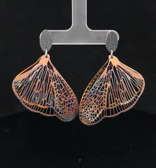 Diese Ohrhänger sind aus hochwertigem Stahl gefertigt und haben große Schmetterlingsflügel in verschiedenen festlichen Farben. Sie sind ein Blickfang für besondere Anlässe und verleihen jedem Outfit eine verspielte und elegante Note. Tragen Sie diese Ohrhänger am besten zu einem schlichten Outfit, um sie optimal zur Geltung zu bringen.