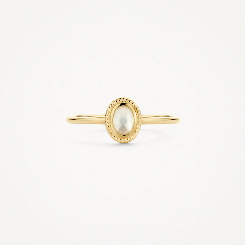 Geelgouden ring met pure kwarts en parelmoer in een moderne zetting met een kabelmotief. De doorsnede van de band is 1.3 mm en de steen is 6.2 mm bij 7.9 mm.