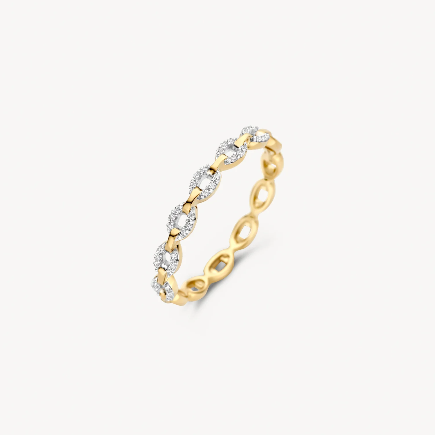 Deze prachtige gouden ring is voorzien van een schitterende zirkonia steen. Met een maat van 54 past hij perfect om jouw vinger. De ring geeft een subtiele en elegante touch aan elke outfit. Draag hem alleen voor een verfijnde uitstraling of combineer met andere ringen voor een trendy look. De blush gouden afwerking zorgt voor een tijdloze uitstraling.