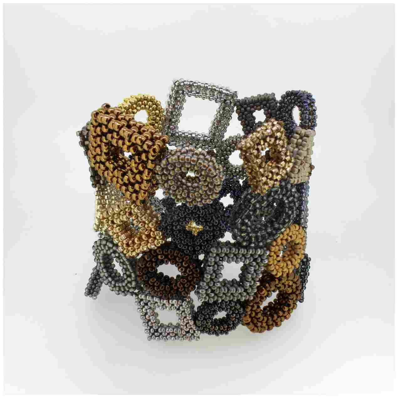 Produktmerkmale des Armreifs Glasperlen "Bilder einer Ausstellung" (Modellnummer 13009) umfassen glasperlendesign, speziell für Damen entwickelt. Perfekt als Accessoire, um feminine Outfits zu ergänzen. Dieser stilvolle Armreif kann sowohl zu eleganten Abendveranstaltungen als auch im Alltag getragen werden. Kombinieren Sie ihn mit passenden Ohrringen oder einer Halskette, um den Look zu vervollständigen.