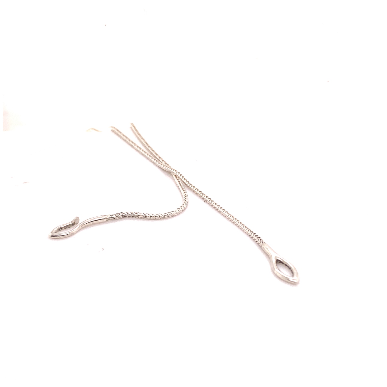 Die Fuchsschwanzkette 45cm, Modellnummer 14810, ist ein elegantes Schmuckstück für Damen. Sie ist eine Halskette, die sich perfekt für verschiedene Anlässe eignet. Am besten trägt man sie als Statement-Stück zu einem schlichten Oberteil oder Kleid, um ihren Glanz zur Geltung zu bringen. Ideal für den täglichen Gebrauch oder besondere Anlässe.